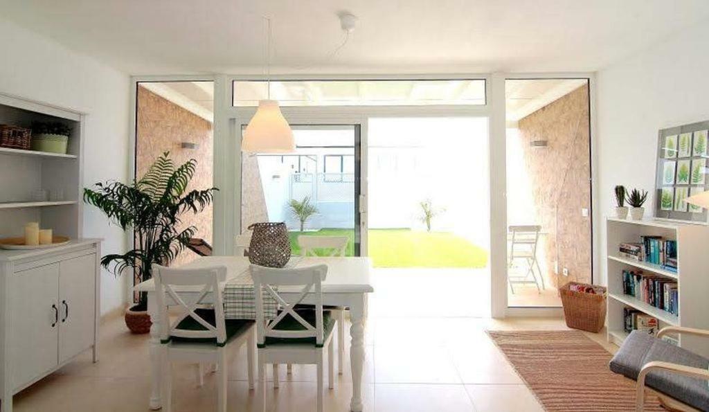 Ground Floor Apartment Suite With Private Garden, Los Charcos Costa Teguise Exterior photo
